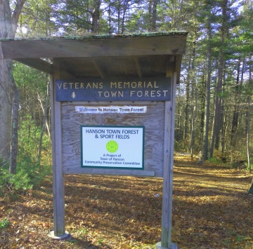 Kiosk sign announcing the hanson veterans memorial town forest